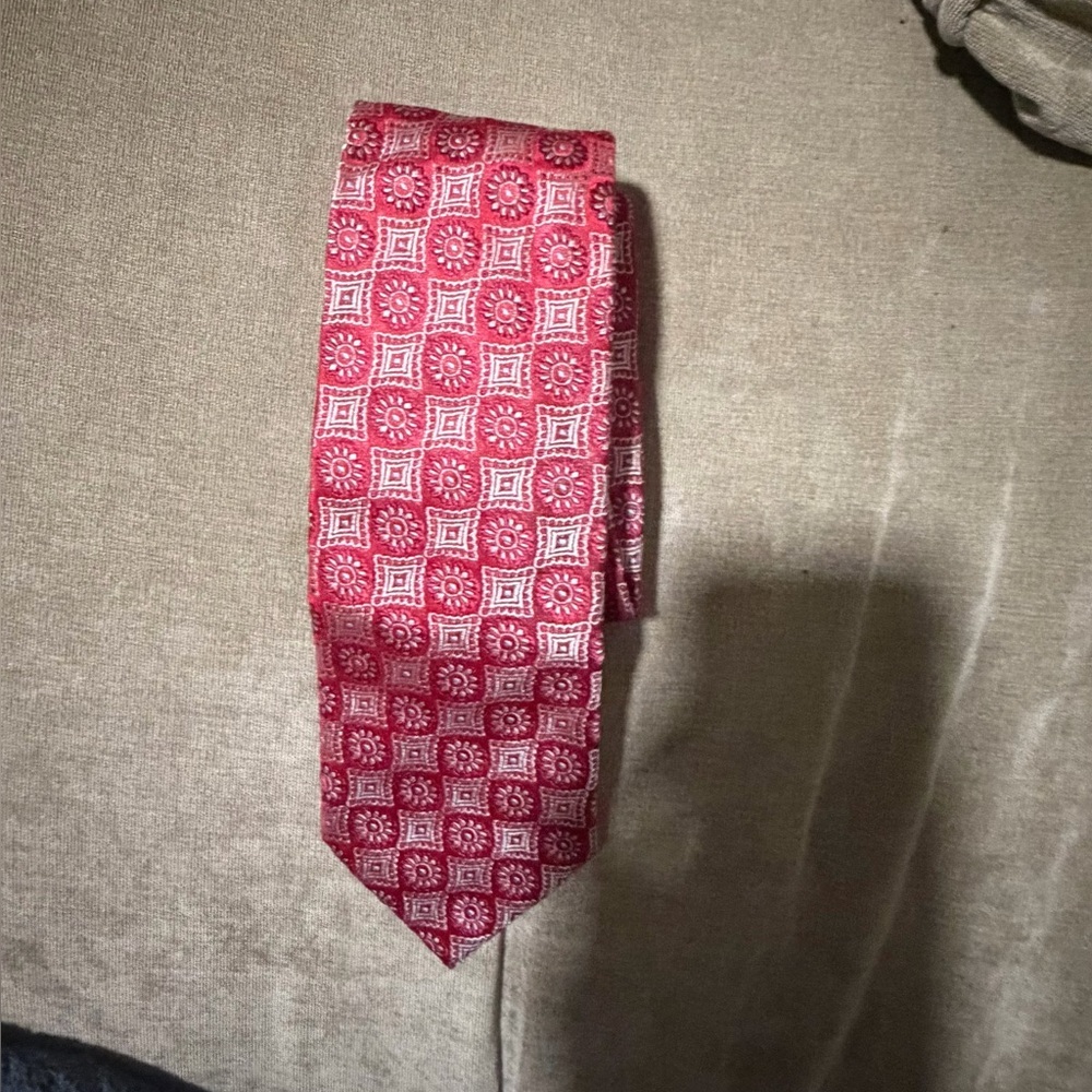 Hugo Boss Elegant Red Patterned Men's Tie - Picture 3 of 5